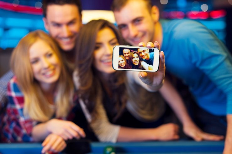 Perbandingan antarmuka aplikasi opaltogel di perangkat Android dan browser iOS